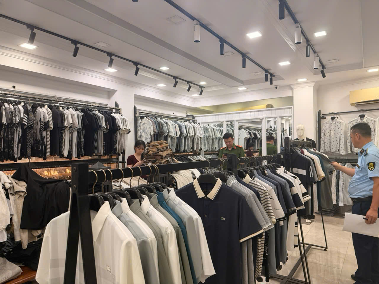 Liên tiếp kiểm tra các cửa hàng bán đồ gắn mác Gucci, Burberry tại Hà Nội